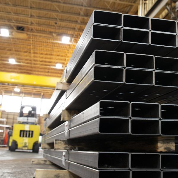 https://www.coremarkmetals.com/files/image/medium/rectangular steel tubing in warehouse with lift